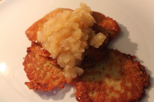 Knusprige Kartoffelpuffer mit selbstgemachtem Apfelkompott